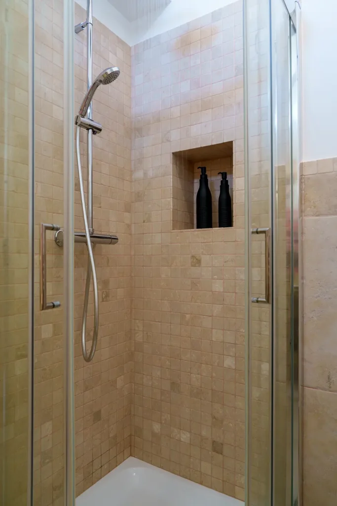 lama_pellegrini_01145_bathroom__lp_double_room_with_patio__web