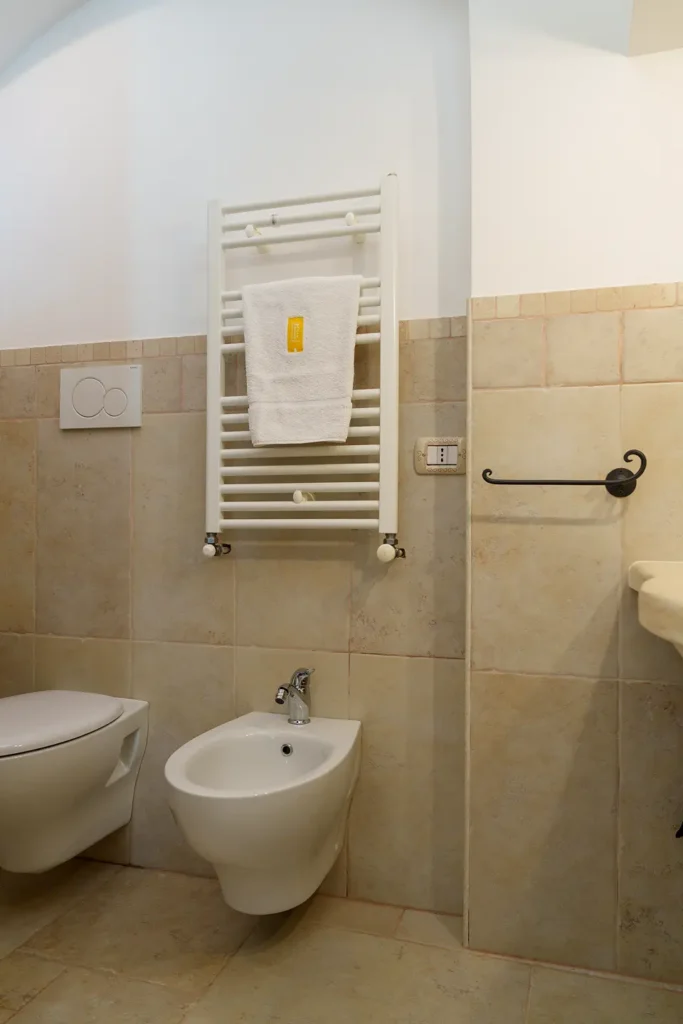 lama_pellegrini_01147_bathroom__lp_double_room_with_patio__web