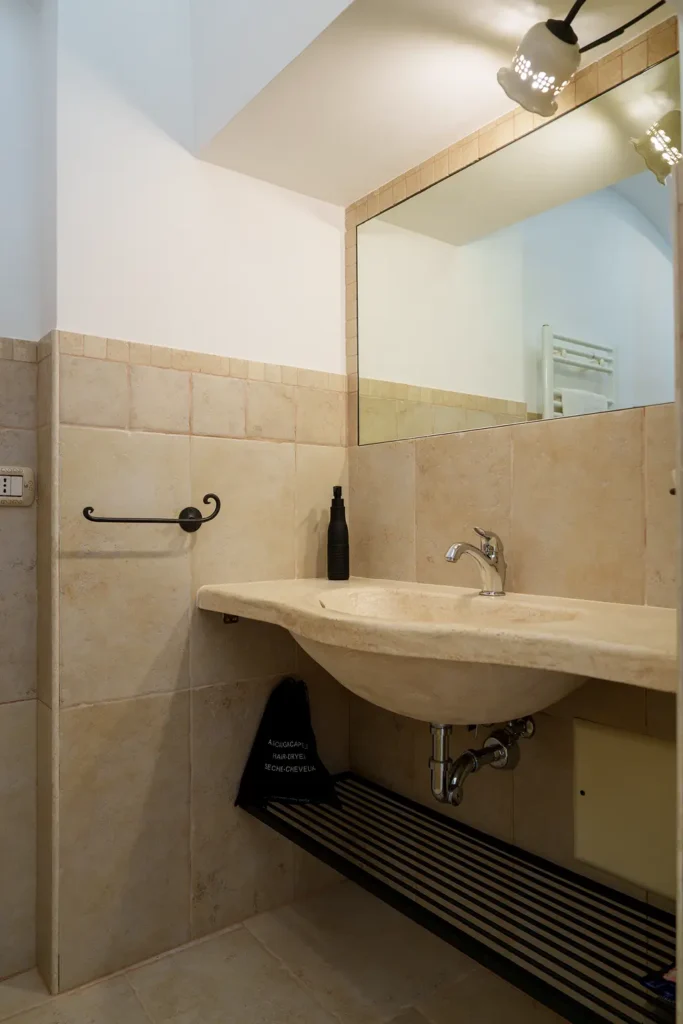 lama_pellegrini_01149_bathroom__lp_double_room_with_patio__web